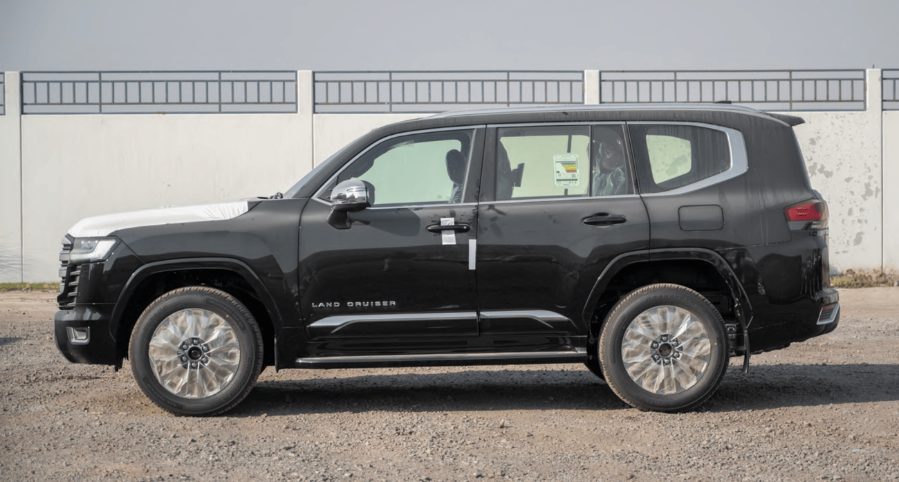 Toyota Land Cruiser 4.0L - 6 Cyl - Automatic - Petrol - SUV/Crossover - All Wheel Drive - 7 Seats - 5 Door 4.0L VX with RADAR / FULL / Black on Black / 2026