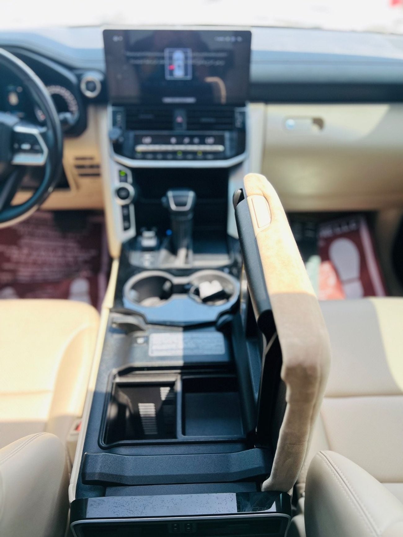 Toyota Land Cruiser GXR TOYOTA: Land Cruiser TWIN TURBO ENGINE : 3.5L 6 cylinder PETROL MODEL : 2023 COLLAR : BLACK INTERIOR