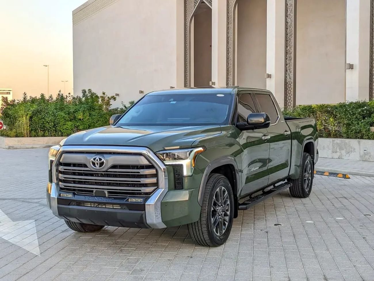 تويوتا تاندرا CREWMAX LIMITED EDITION 4X4 PANORAMIC ROOF IN EXCELLENT CONDITION