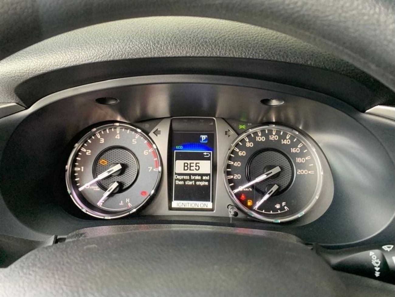 تويوتا هيلوكس TOYOTA HILUX SR5 2.7L V4 WITH PUSH START & REAR CAMERA