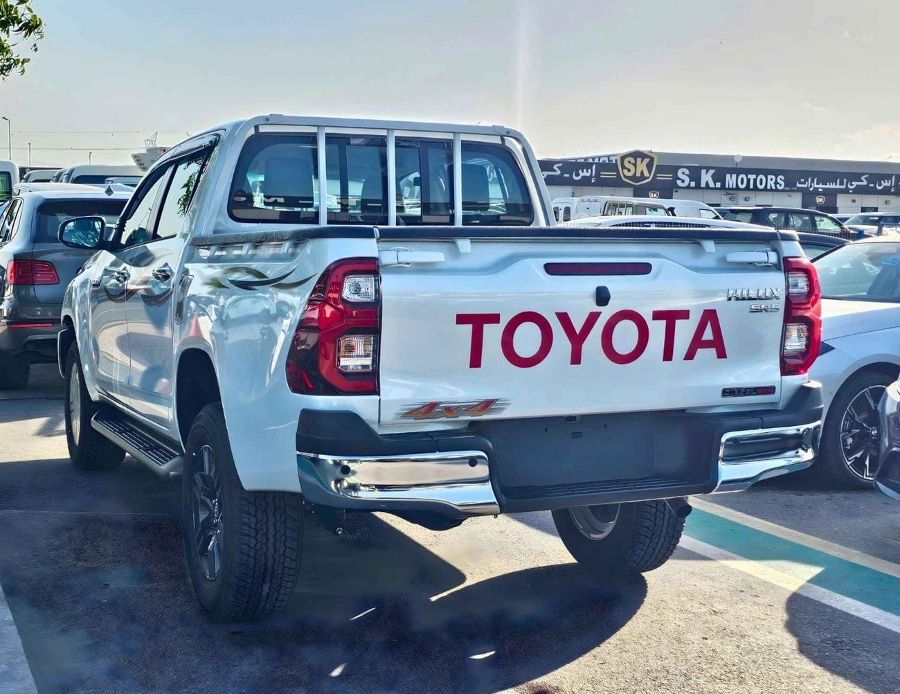 تويوتا هيلوكس SR5 / 2.4L DIESEL A/T / BLIND SPOT / DIFF LOCK / FR&RR CHROME BUMPERS / (CODE # HDFAA)