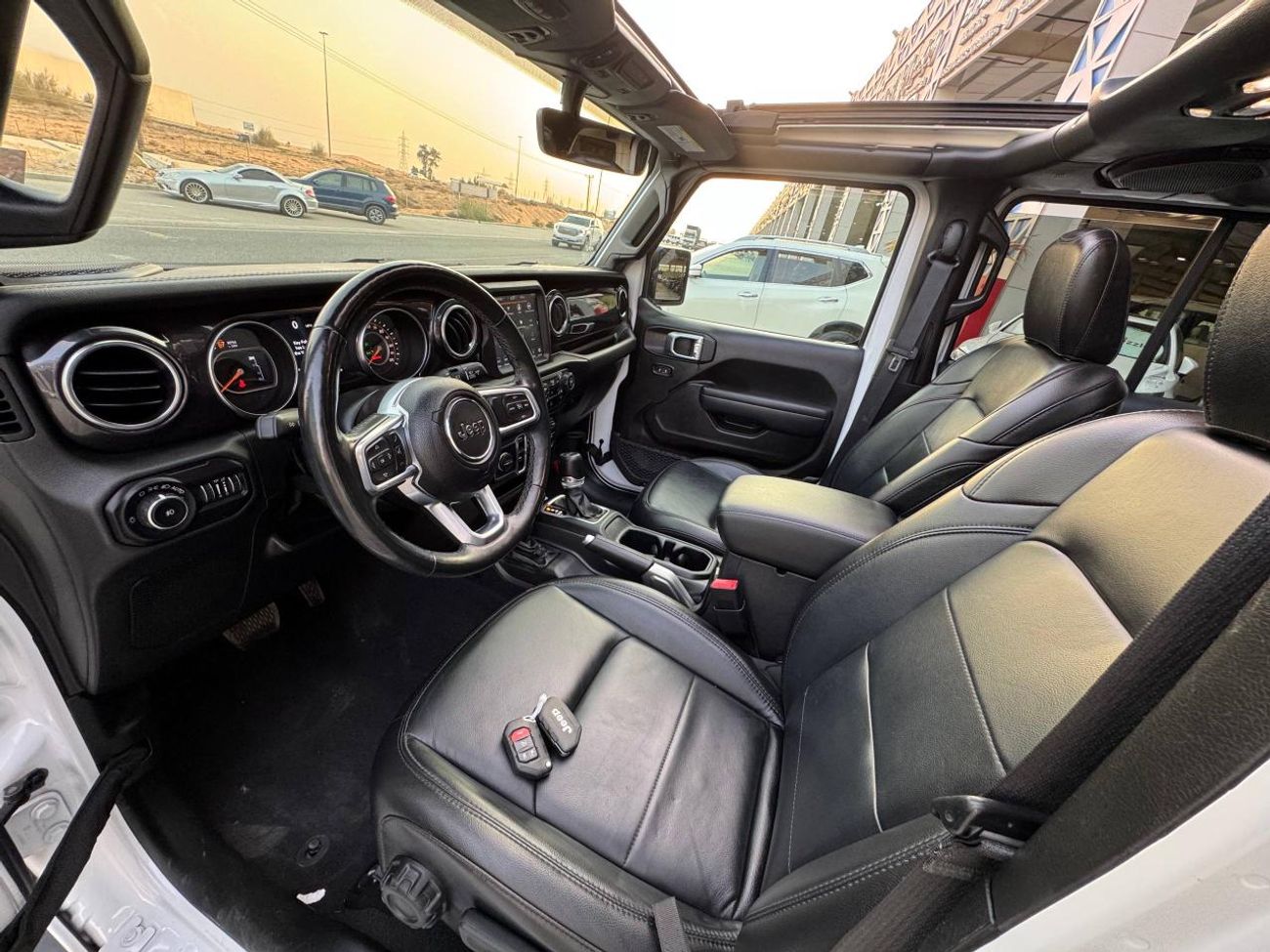 Jeep Wrangler Unlimited Sahara 3.6L 3.6L V6 / SAHARA / PANORAMIC ONE TOUCH ROOF / LEATHER / BIG SCREEN / LOW MILEA