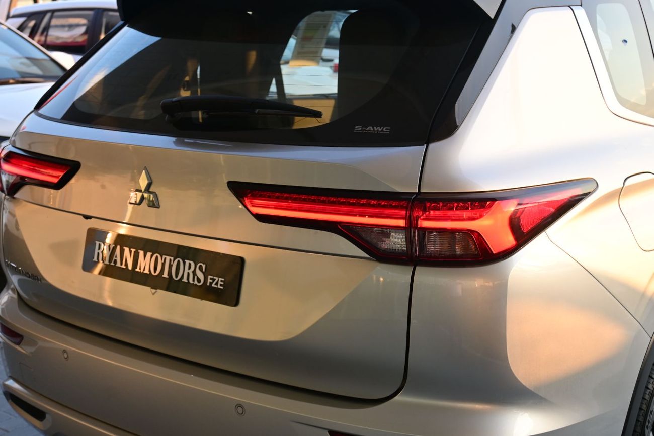 ميتسوبيشي آوتلاندر Mitsubishi Outlander P-Line, 2.5L Petrol 4WD, Model 2025, Color Silver