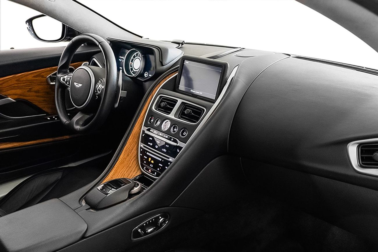 أستون مارتن DB11 Std 5.2L