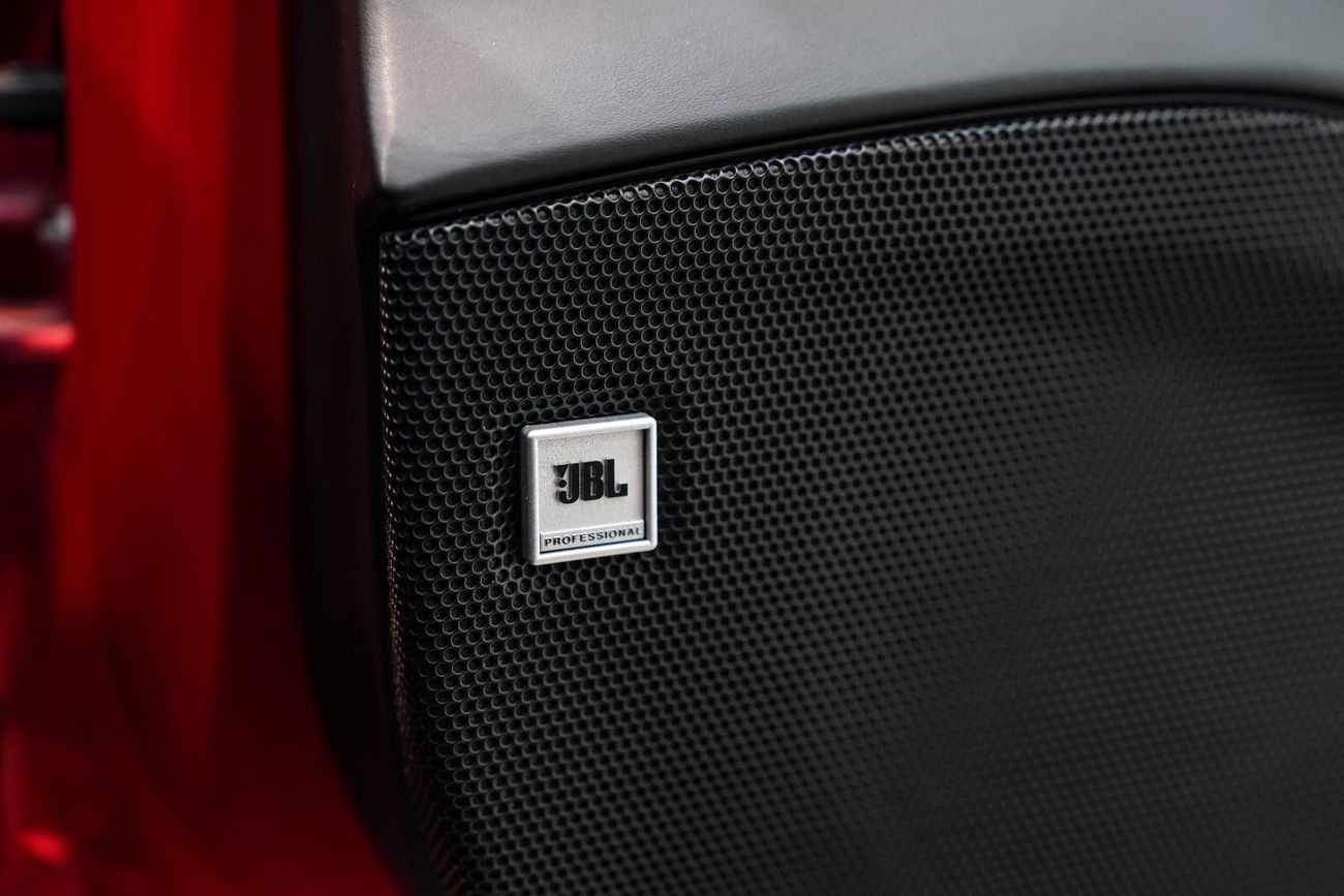 فيراري F8 تريبوتو 3.9T V8 Carbon Interior, Apple CarPlay, JBL Audio, Passenger Display, Dealer Warranty + Service!!