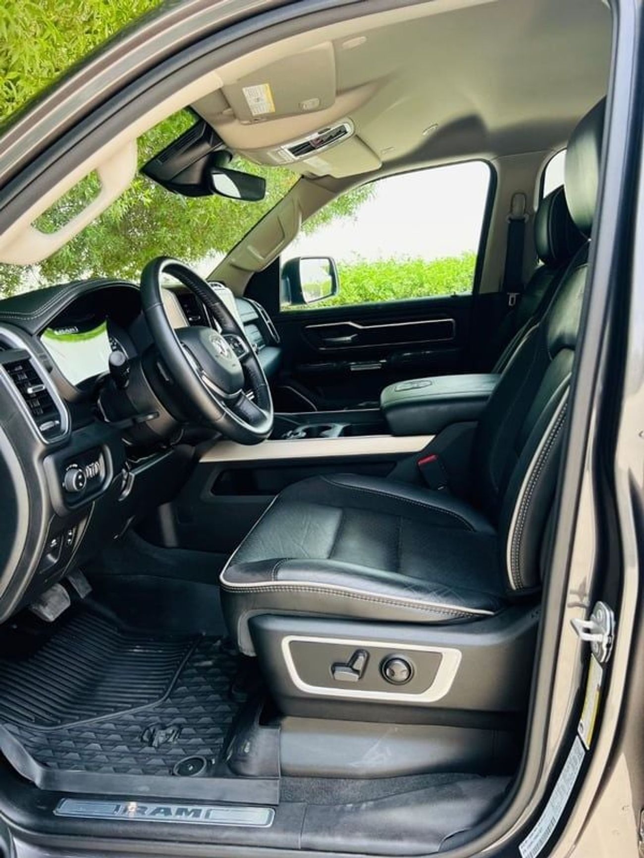 RAM 1500 Laramie Crew Cab 5.7L Dodge RAM Laramie - 2022 - Grey