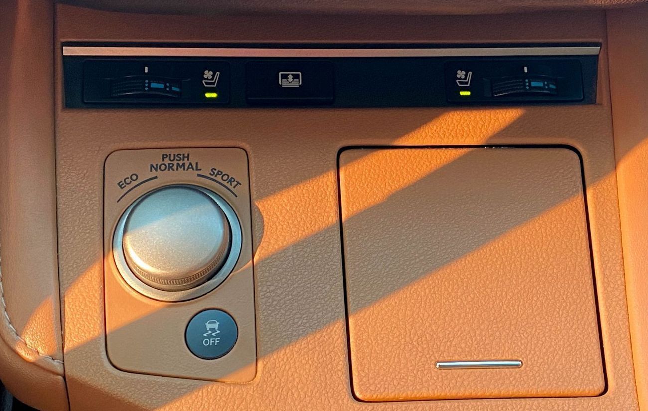 Lexus ES350 Platinum 3.5L FWD Lexus ES350 3.5L | V6 | 2018 GCC   | Accident Free  Excellent Cond