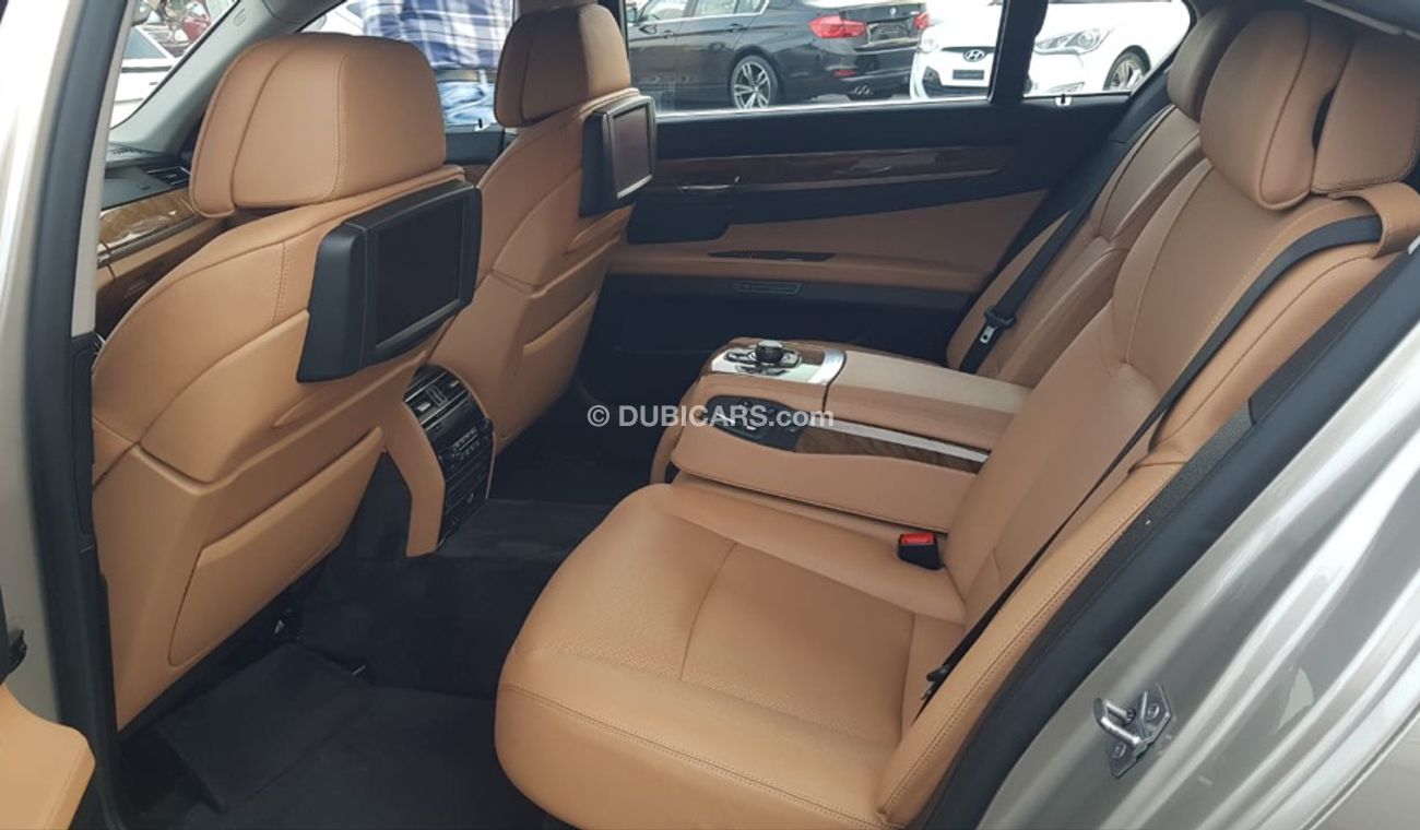 بي أم دبليو 750Li موديل 2010 واد اليابان حاله ممتازه جدا من الداخل والخارج فل مواصفات كراسي جلد ومثبت سرعه وتحكم كهربي