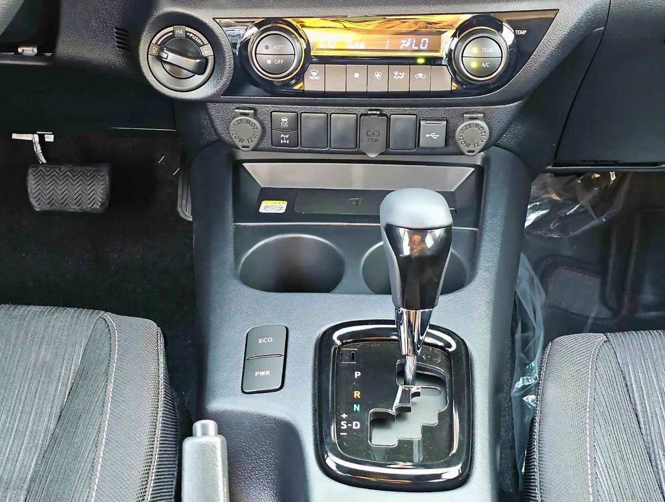 تويوتا هيلوكس ADVENTURE, 4.0L PETROL, A/T, 360* CAMERA, "18" A/WHEELS WITH ROLL BAR  (CODE #  HPV6AF)