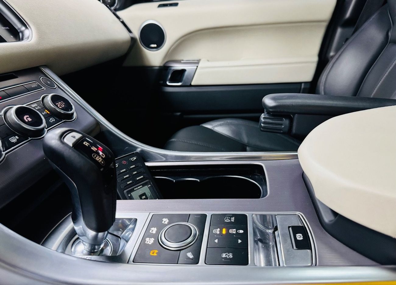 Land Rover Range Rover Sport GCC .. FSH .. V6 .. HSE .. 7 Seats .. DVD .. Top Range