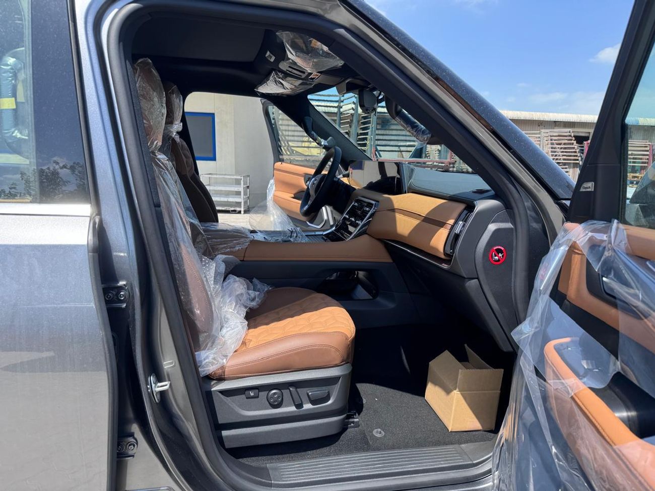 Nissan Patrol SE Platinum City 3.8L (Ext _GRAY WITH BLACK ROOF Inter_TAN)