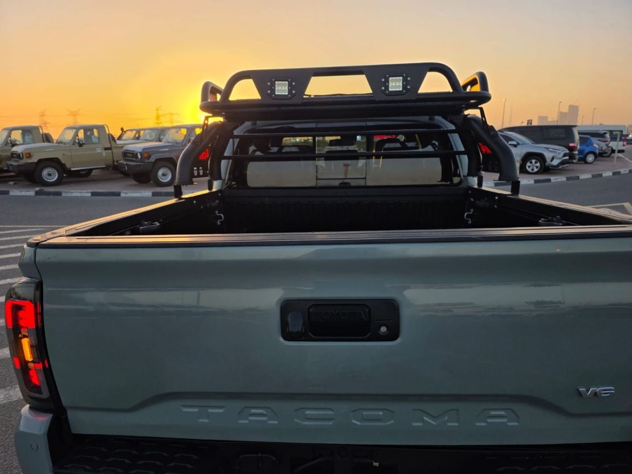 Toyota Tacoma TRD OFF ROAD (NON GCC) 2022 Model TRD off Road full option 4x4 , Push button and leather seats
