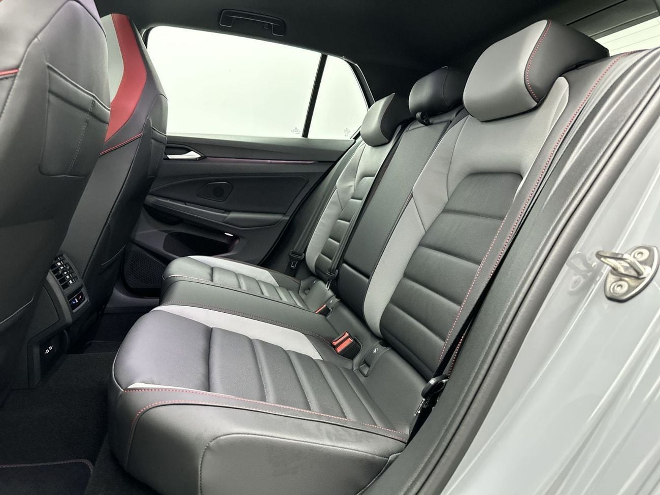 Volkswagen Golf SEL 2.0T GTI Leather Seats (Ref#35061) / 21,100 AED SAVINGS from New Car