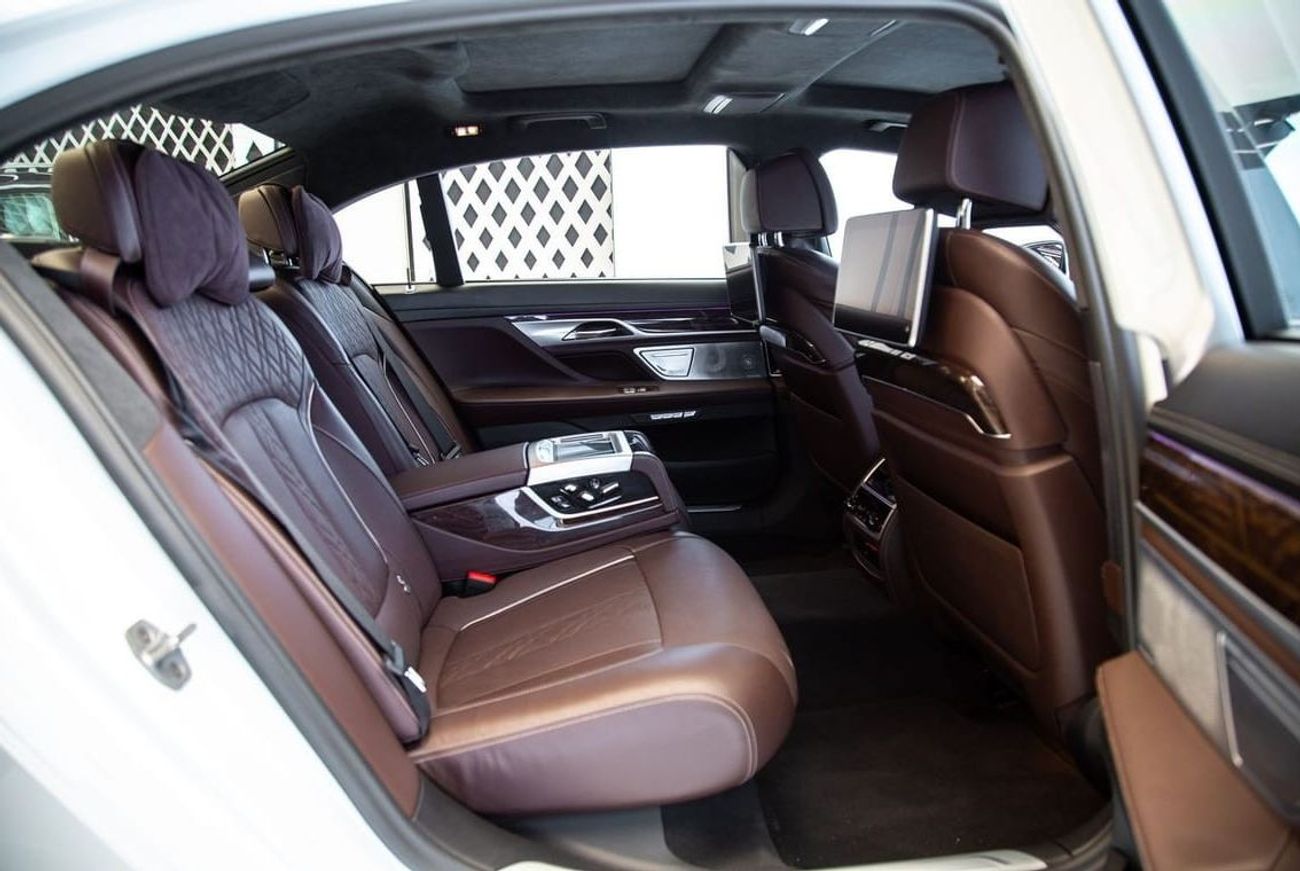 BMW 750Li Luxury 4.4L (443 HP)