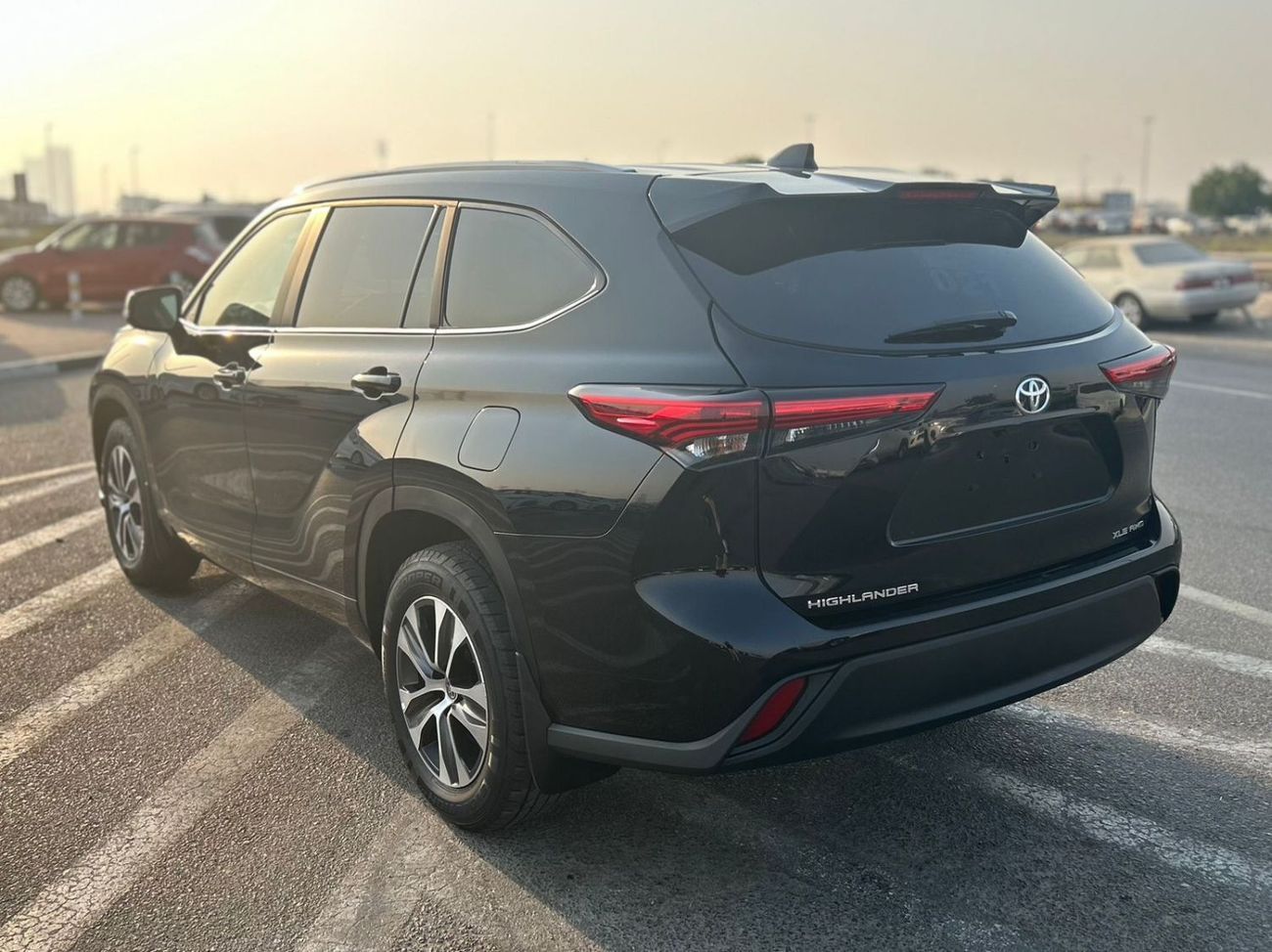 Toyota Highlander 2023 Toyota Highlander 2.4L V4 Turbo - XLE Full Option AWD 4x4 - Radar & Wireless charger -