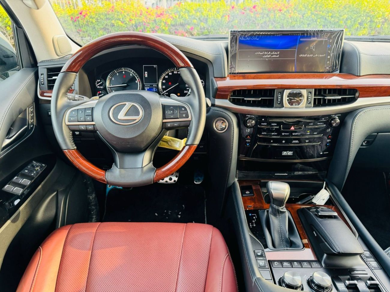 Lexus LX 570 Signature 5.7L GCC SPEC NEAT AND CLEAN LESS KILOMETER