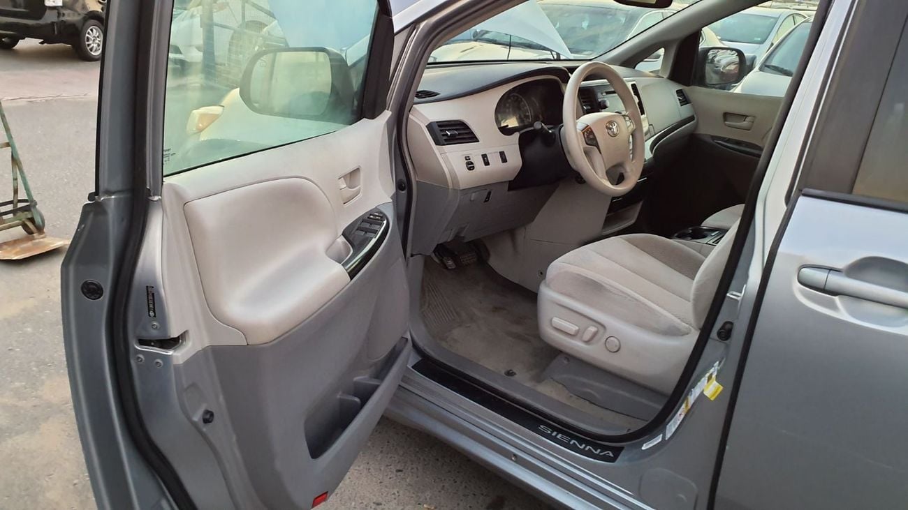 Toyota Sienna LE (NON GCC)