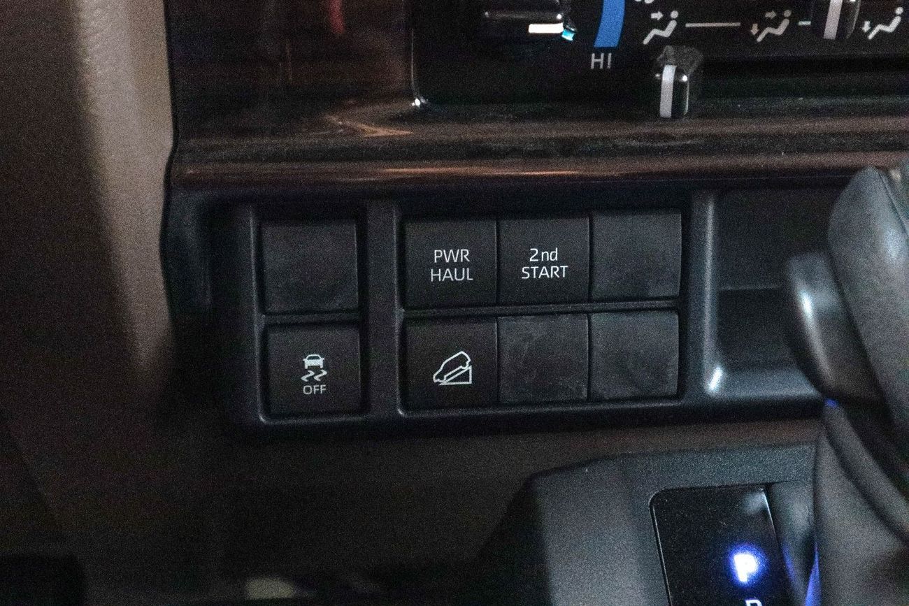 تويوتا لاند كروزر بيك آب Std 4.0L Double Cab Utility 4WD