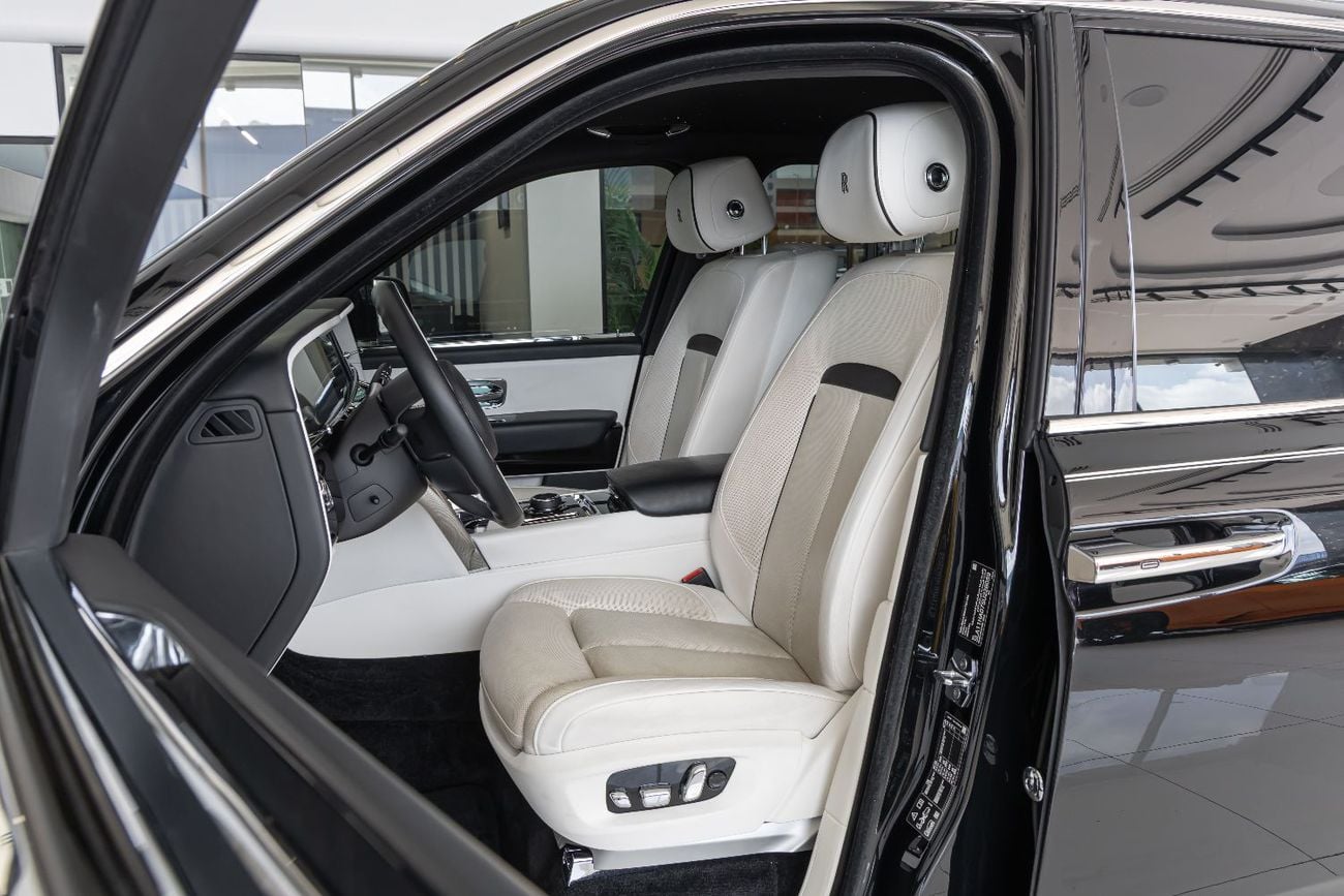 Rolls-Royce Cullinan ROLLS-ROYCE CULLINAN | SILVER BADGE | FULL OPTIONS | BESPOKE SOUND SYSTEM | GCC SPECS | 2025