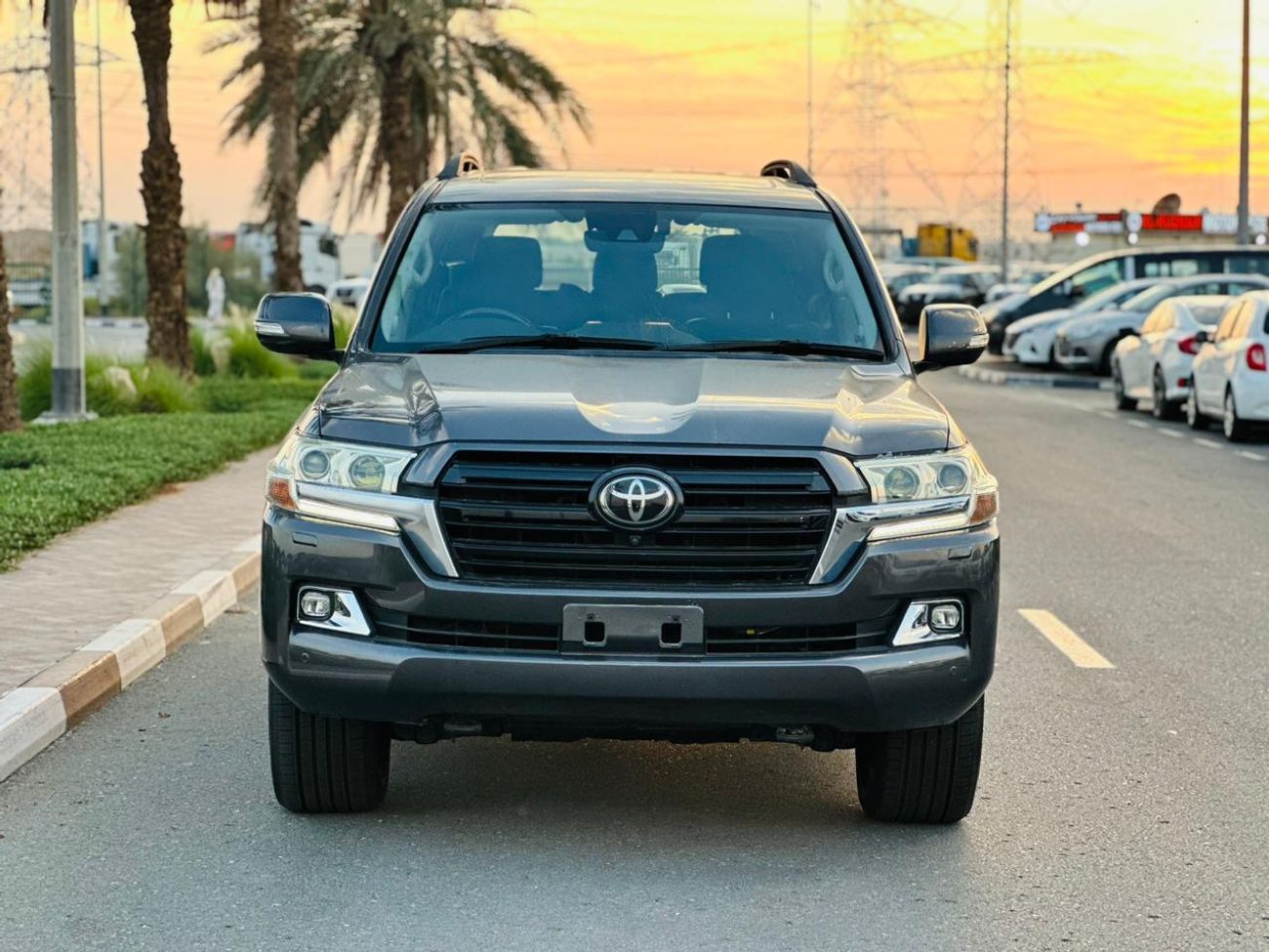 تويوتا لاند كروزر DIESEL SAHARA 4.5 LITER ,2019 MODEL ,GREY COLOR ,RIGHT HAND DRIVE