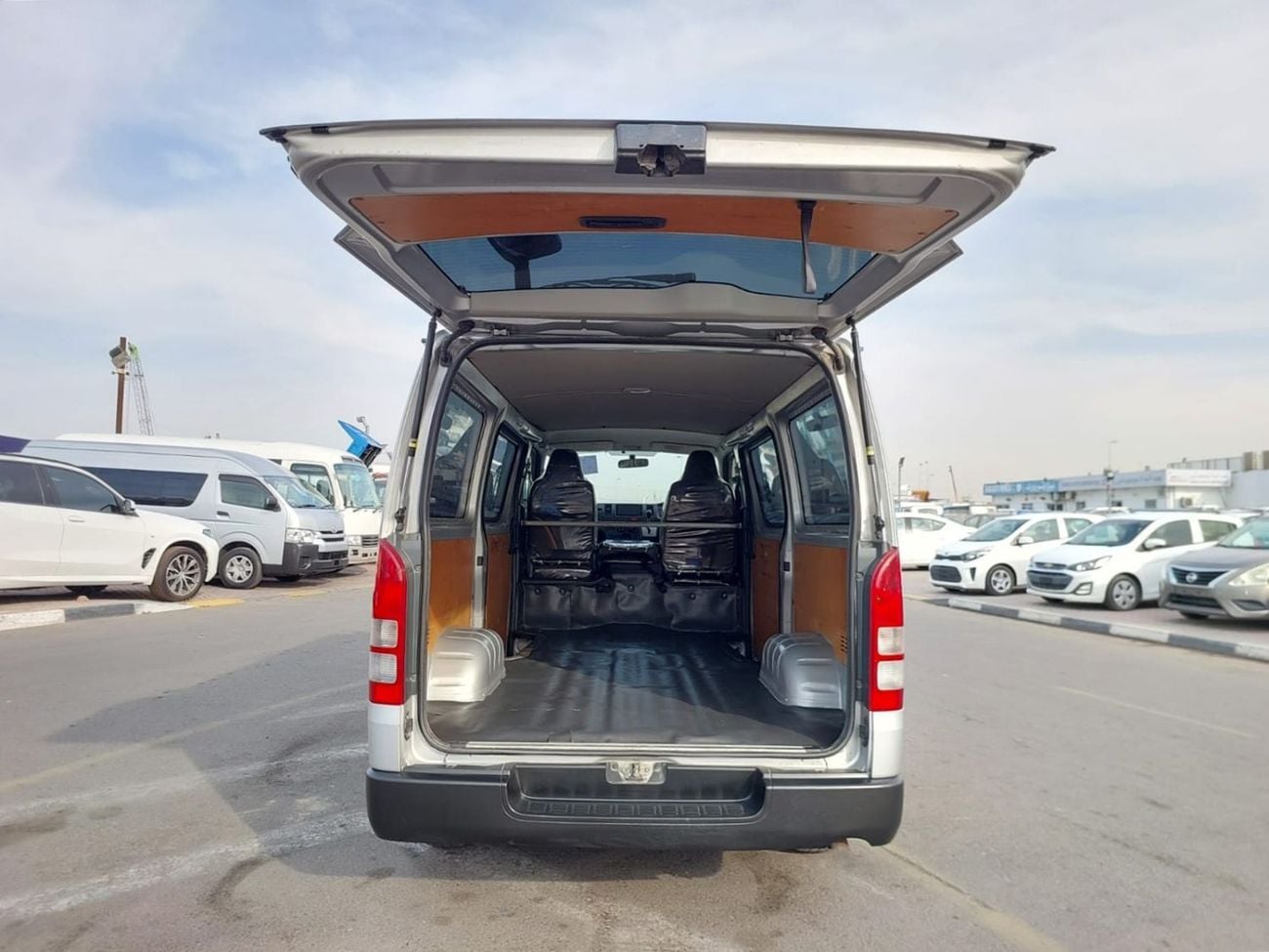 Toyota Hiace (RAMADAN OFFER) TOYOTA HIACE VAN RHD 2014 MODEL 3.0 L DIESEL AUTOMATIC(PM14281)