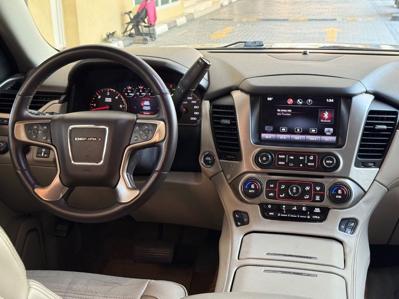 GMC Yukon 2015 DENALI 6.2L/V8 WELL MAINTAINED GCC