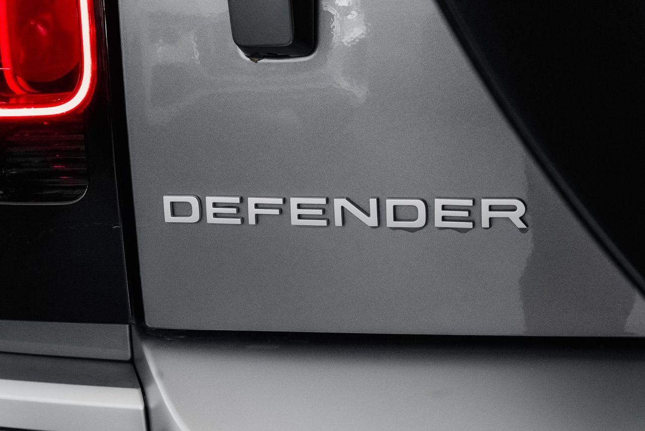 لاند روفر ديفندر 110 SE P300 2.0L