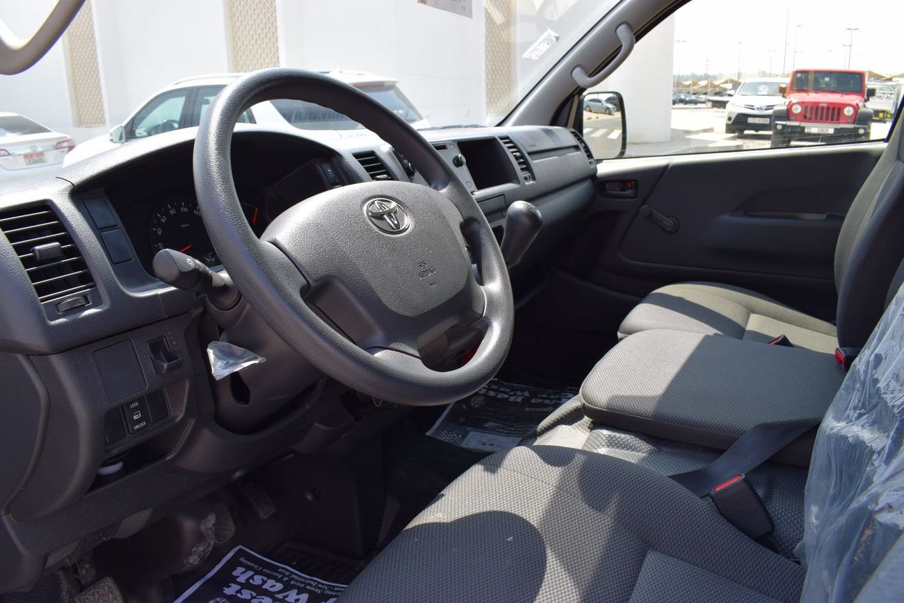 Toyota Hiace Toyota Hiace Highroof Van 2.7L , model:2023. Only done 6000 km