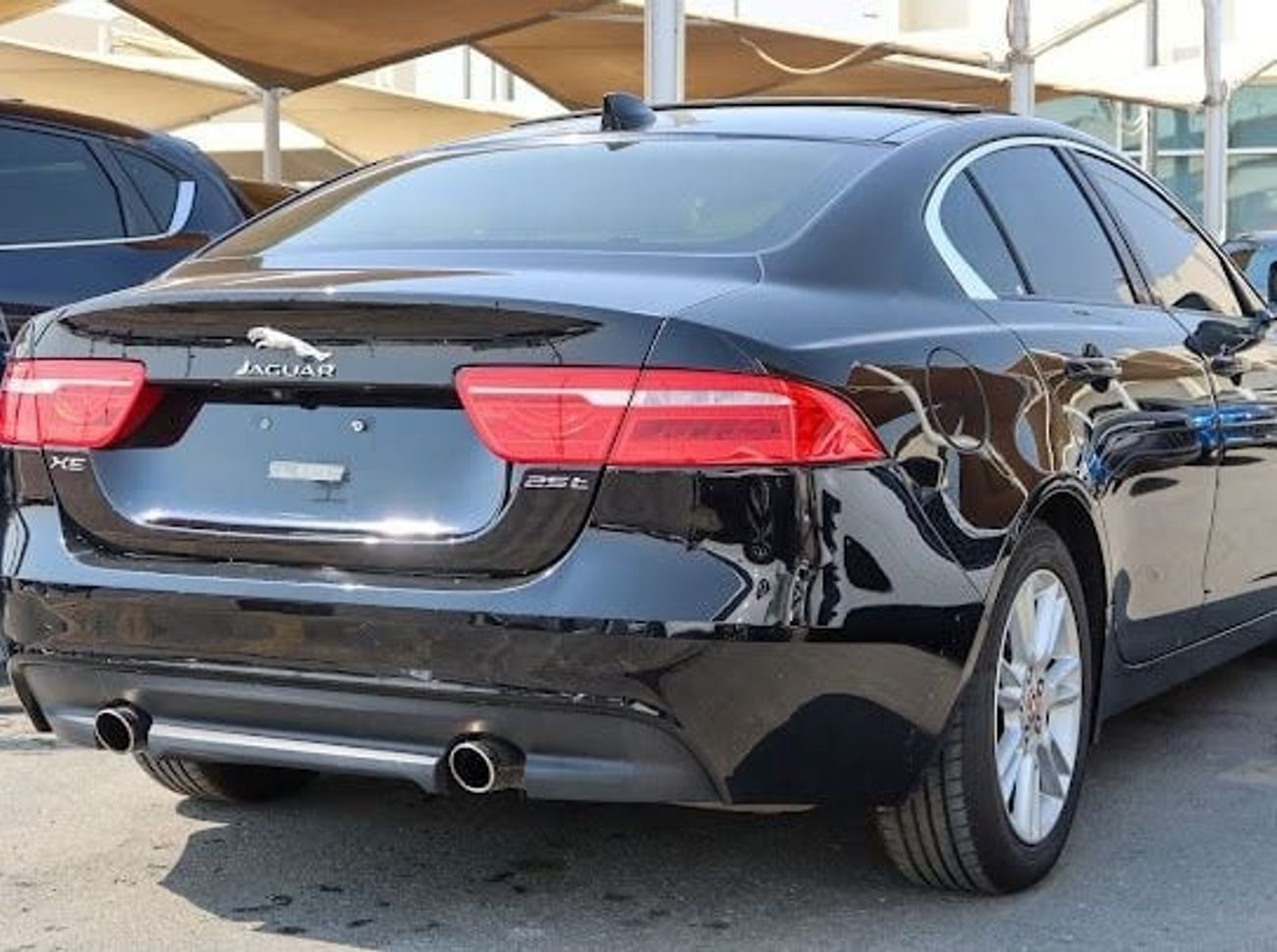 جاكوار XE R-Dynamic Black 2.0L (250 HP)