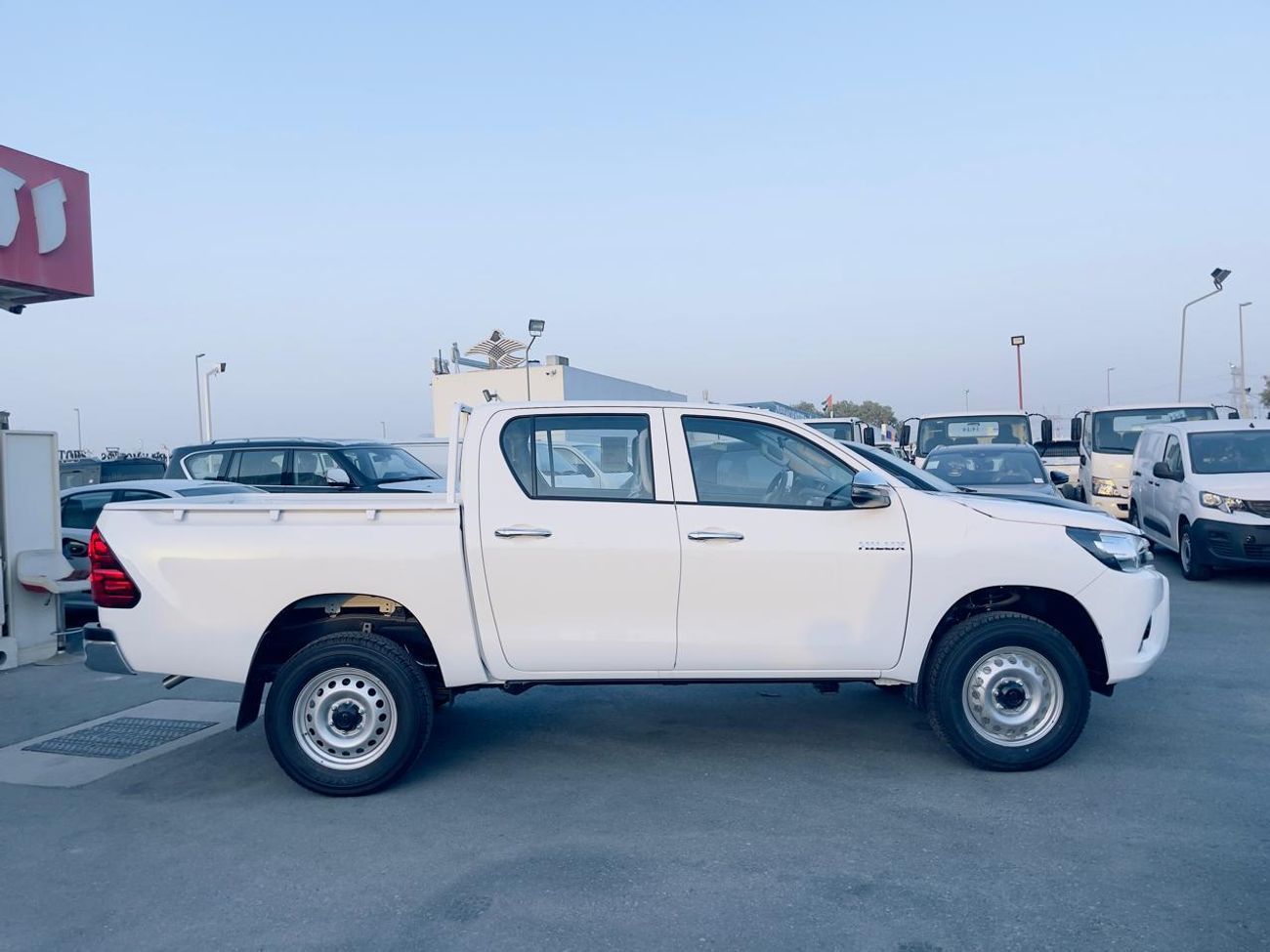 تويوتا هيلوكس GL 2.4L Double Cab Utility