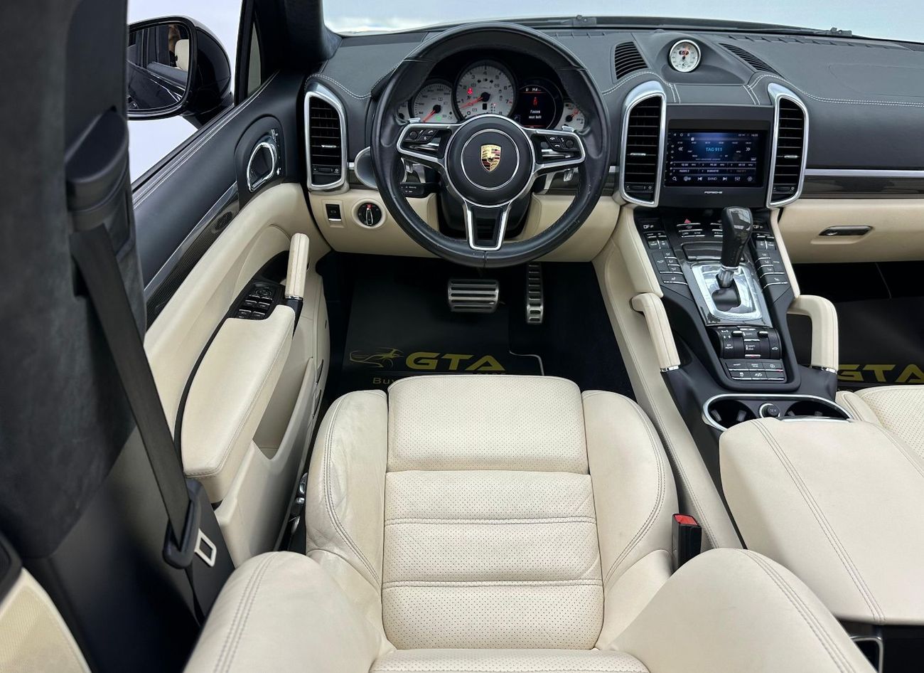 Porsche Cayenne Turbo S 4.8L (570 HP) 2016 Porsche Cayenne Turbo S, Service History, Carbon Fiber Interior, Excellen
