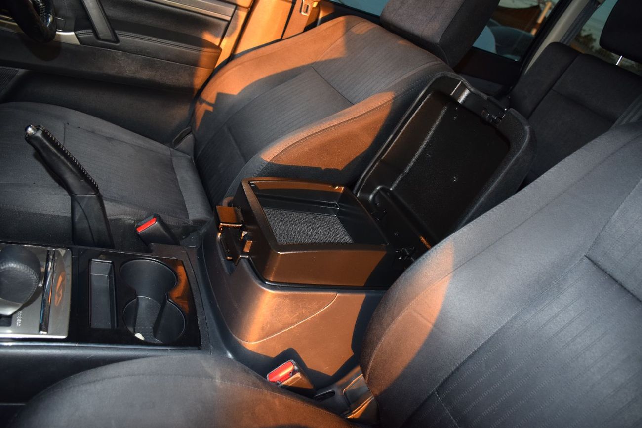 ميتسوبيشي باجيرو Right Hand (Diesel 3.2L)