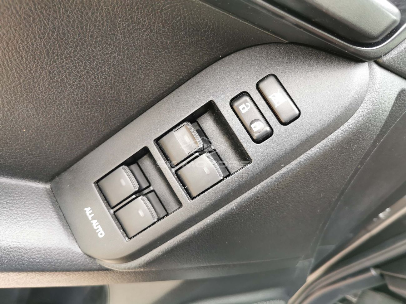 تويوتا برادو VXR, 2.7L Petrol, Alloy Rims, Leather Seats, DVD, Rear Camera, Sunroof, Rear A/C (LOT #215)