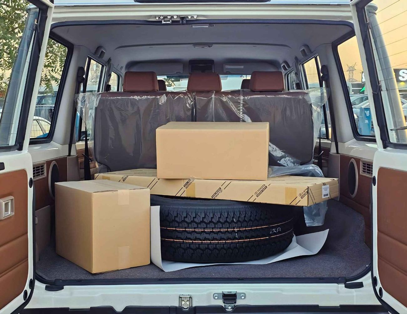 Toyota Land Cruiser 70 LX LC76 5 DOORS / 4.0L V6 PETROL A/T / LEATHER SEATS / DVD+CAMERA / PWR WINDOWS & LOCKS (CODE # H76P