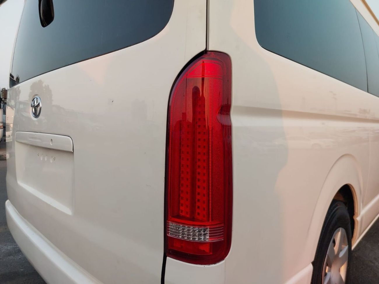 Toyota Hiace TOYOTA HIACE COMMUTER VAN RHD 2015 MODEL 3.0 L DIESEL AUTOMATIC(PM26406)