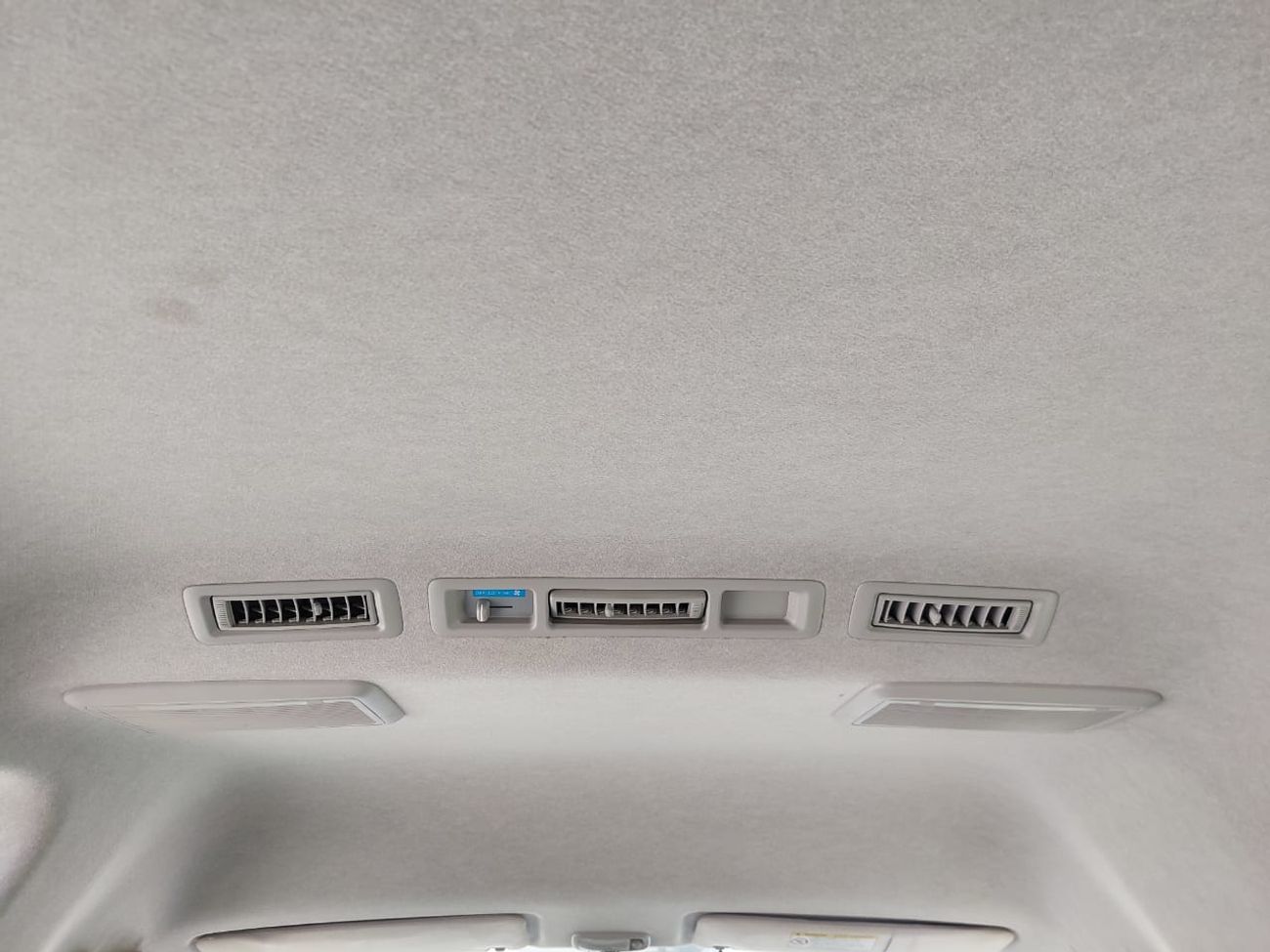 Toyota Hiace TOYOTA HIACE COMMUTER VAN RHD 2017 MODEL 3.0 L DIESEL AUTOMATIC(PM33188)