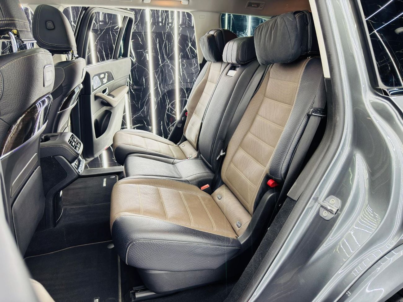 مرسيدس بنز GLS 580 2020 Mercedes-Benz GLS 580 4MATIC GCC