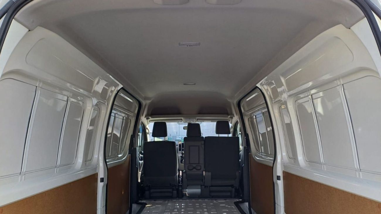 Toyota Hiace Van High Roof 2.8L (174 HP) M/T
