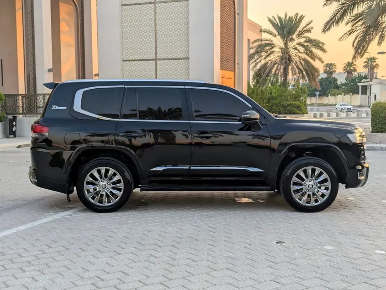 Toyota Land Cruiser GXR FACELIFTED WITH INTERIOR AND EXTERIOR V6 4.0L Excellent Condition