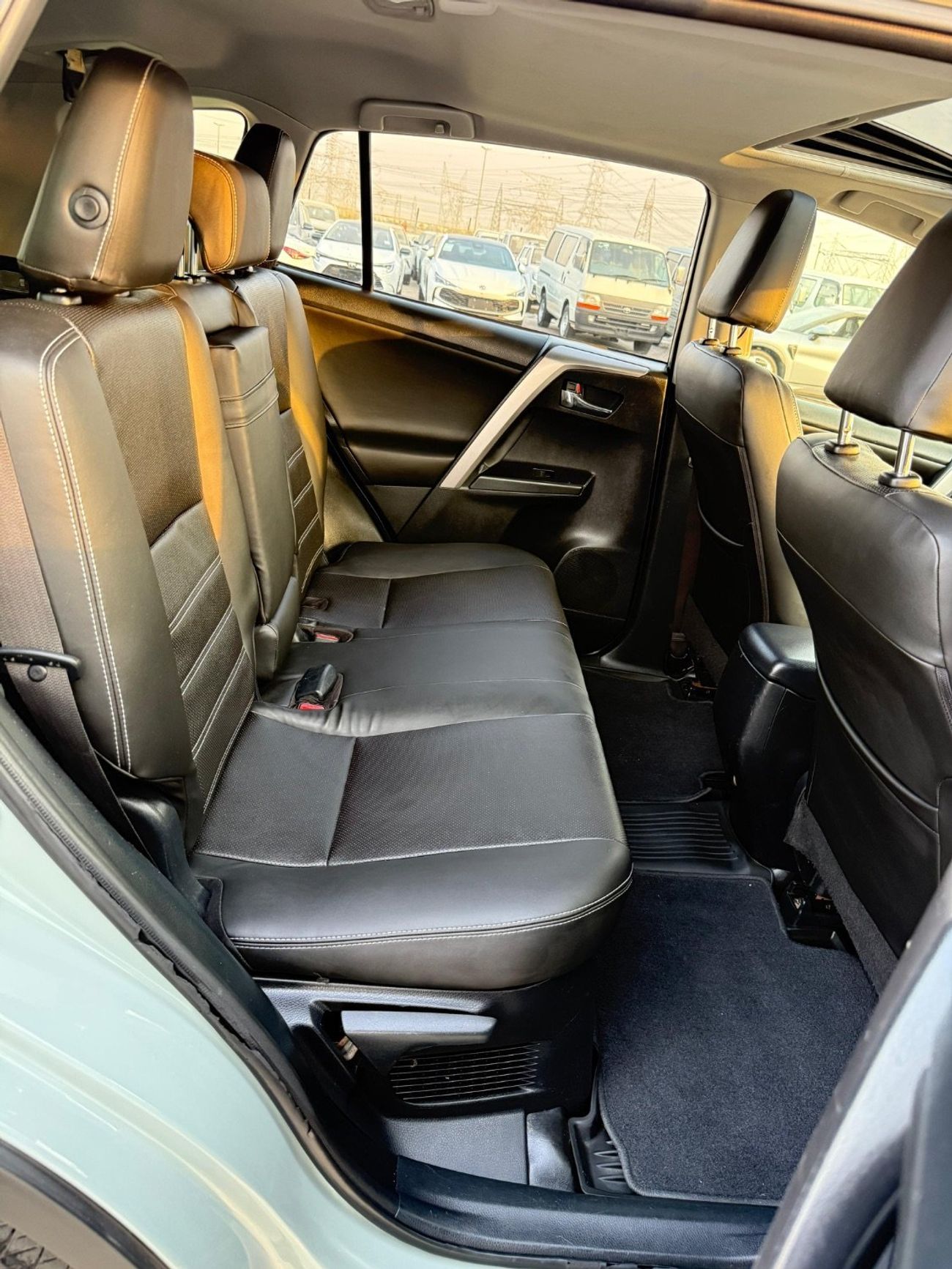 تويوتا راف ٤ Hybrid XLE 2.5 L full option