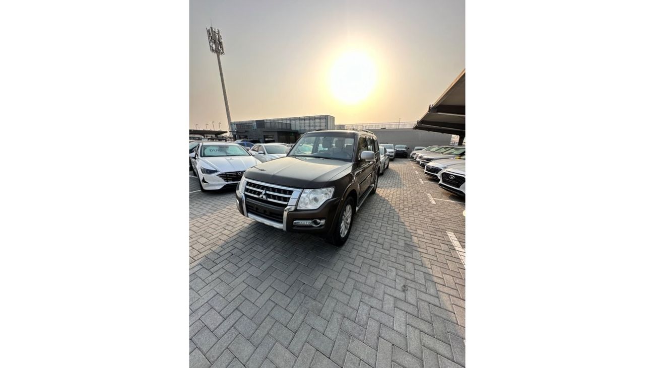 Mitsubishi Pajero GLS Highline خليجي خاليه من الحوادث