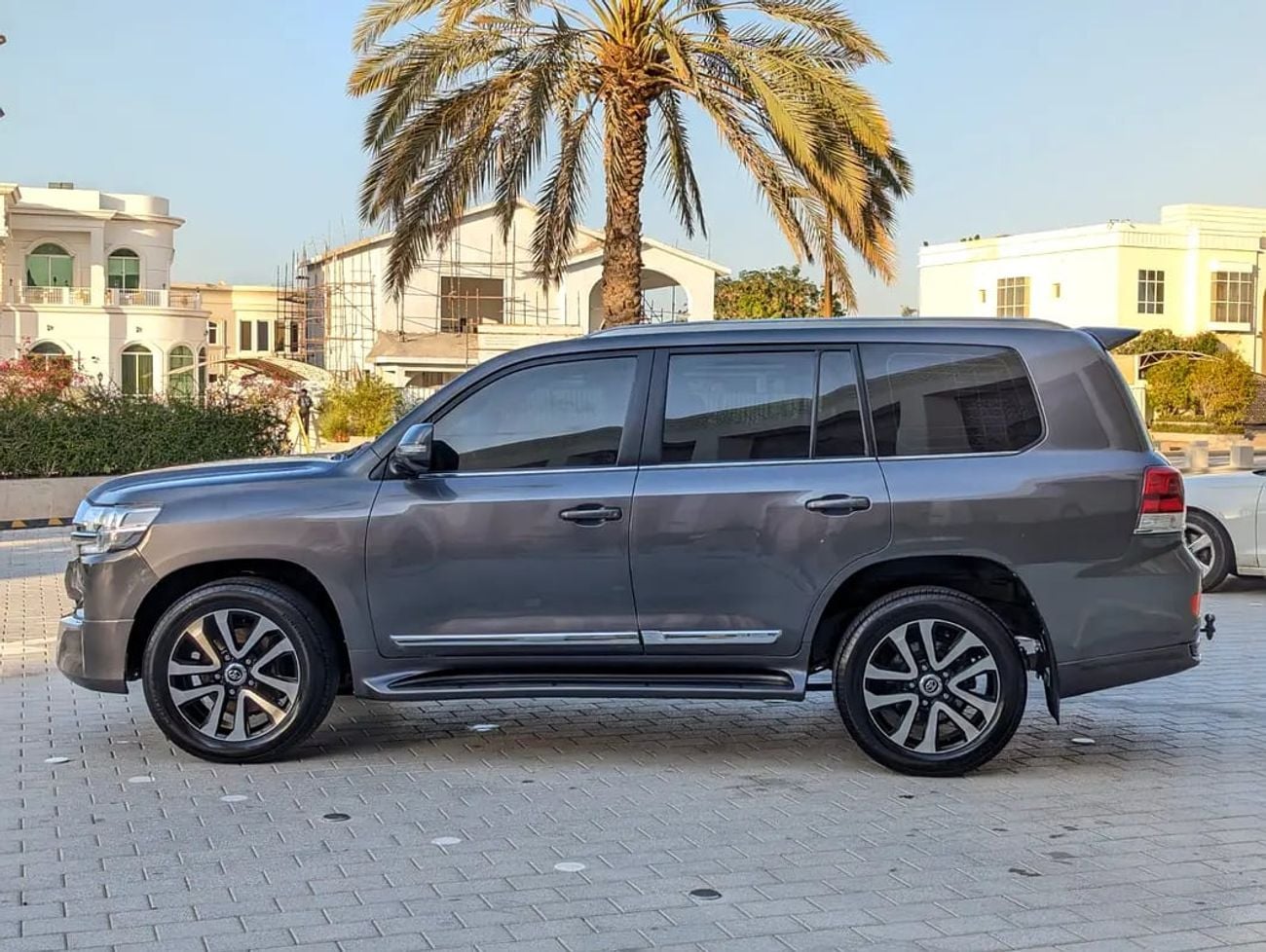 Toyota Land Cruiser GXR V8 5.7L – Top Full Option | GCC Excellent Condition Specs