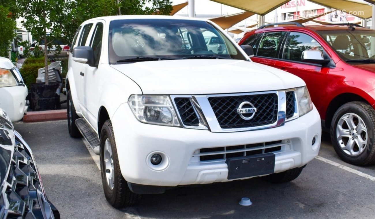 Nissan Pathfinder Model 2014, white color, without accidents, you do not need any expenses, in very excellent conditio