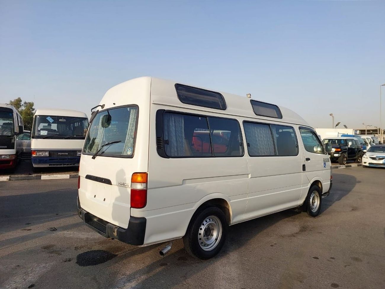 Toyota Hiace TOYOTA HIACE VAN RHD 2000 MODEL 3.0 L DIESEL AUTOMATIC(PM02372)