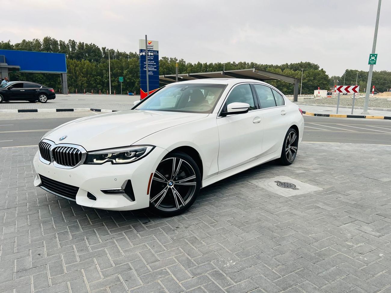 بي أم دبليو 330i Std 2.0L