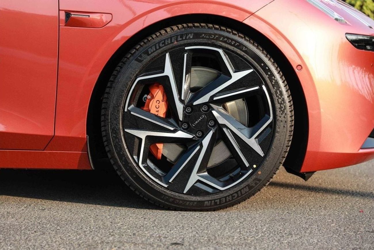 Lynk & Co Z10 2024 LYNK & CO Z10 ULTRA 702 - RED & BLACK inside BROWN