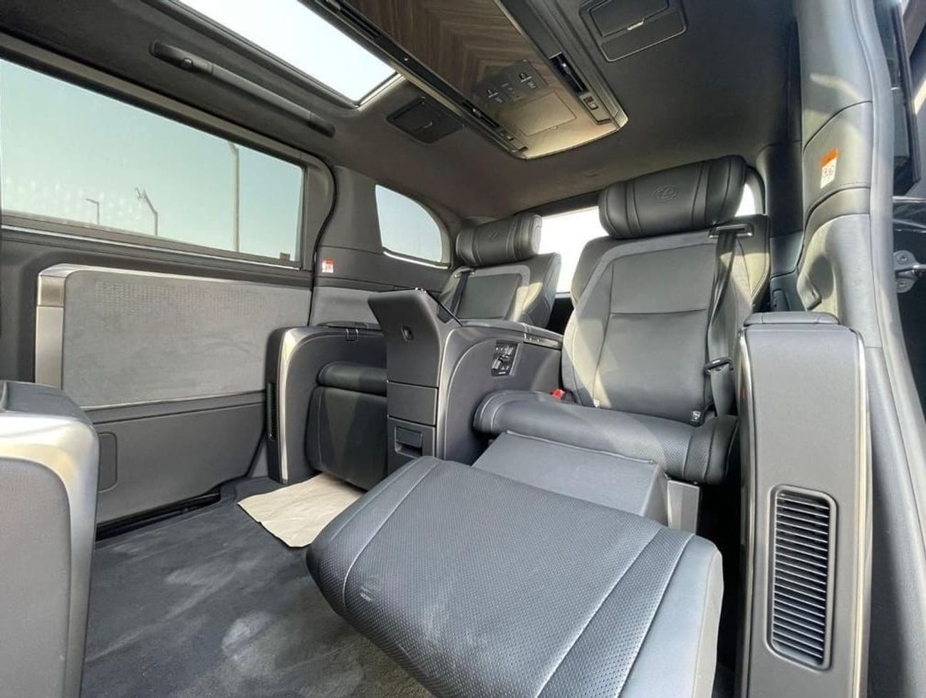 Lexus LM 350h LEXUS LM350H HYBRID 2025 4 SEATER(VIP) EURO SPEC