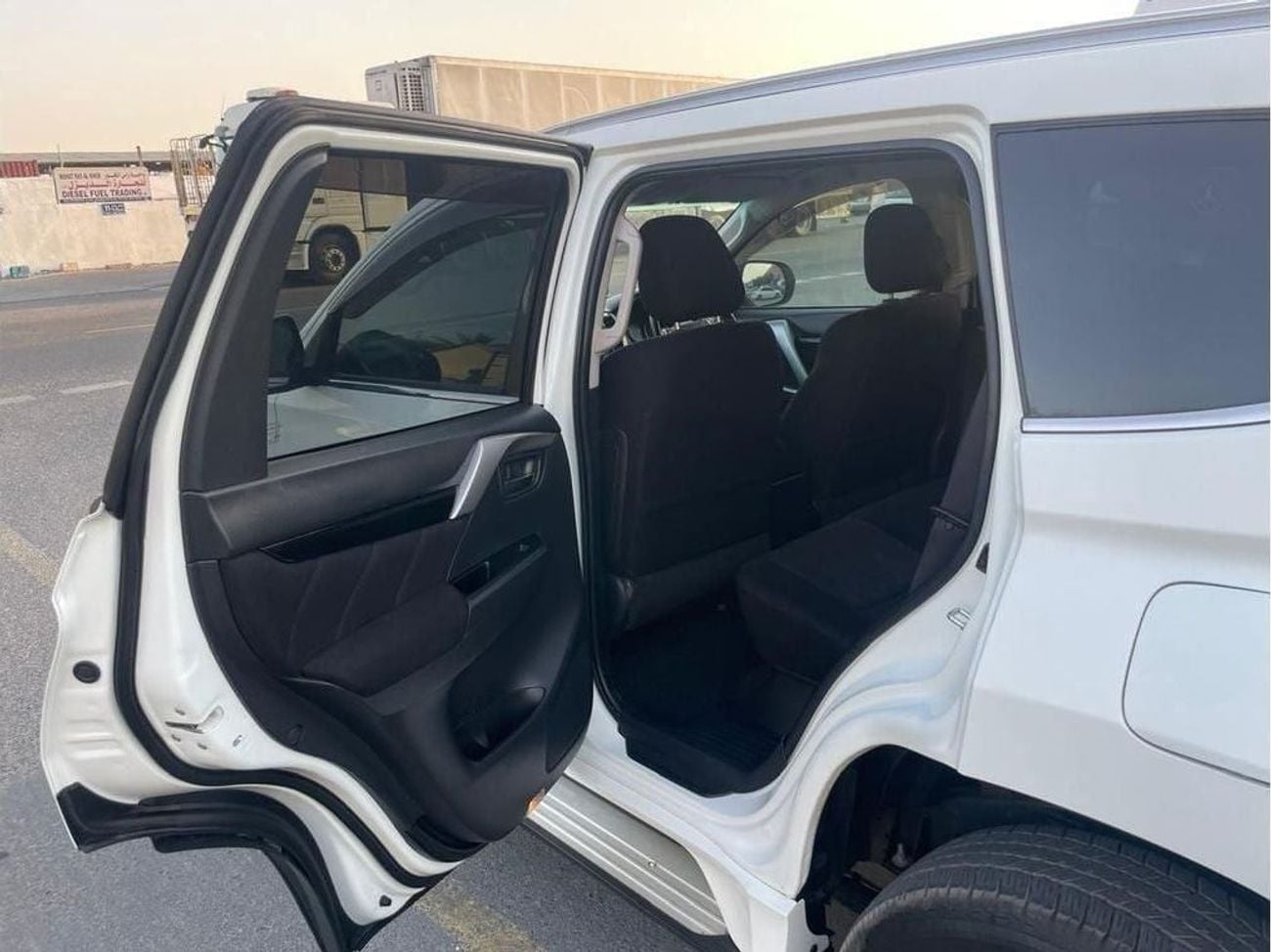 ميتسوبيشي باجيرو Diesel 2.4 Liter Right Hand Drive Automatic 4WD T.V Back Camera