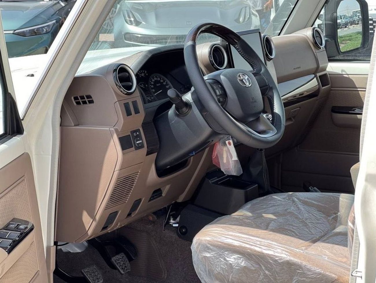 تويوتا لاند كروزر 70 LC76 4.0L PTR M/T // 2025 // HIGH OPTION WITH DVD & BACK CAMERA , POWER WINDOWS , COOL BOX // SPECIA