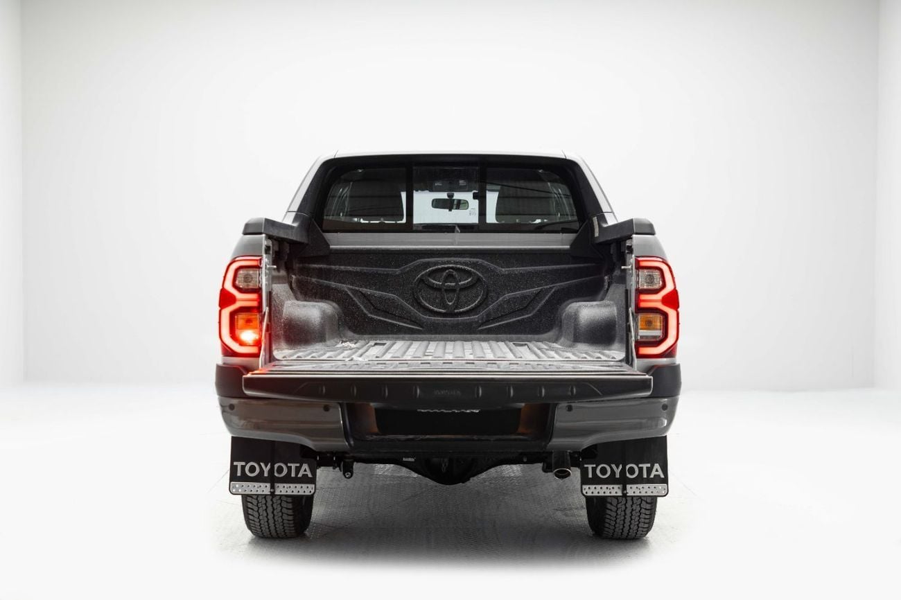 تويوتا هيلوكس Adventure 4.0 - Silver Metallic Inside MLM Black | Export Only
